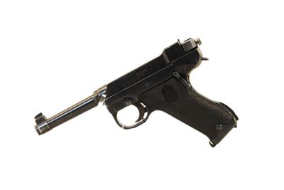 une image représentant un pistolet posé sur une surface blanche