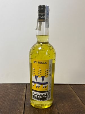 une photo d'une bouteille d'alcool posée sur une table en bois