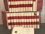 des livres empilés les uns sur les autres sur une table placée devant un mur