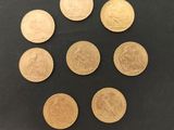 six souverains d'or disposés en cercle sur un fond noir