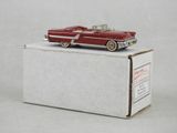 une vieille maquette de voiture rouge posée sur une boîte