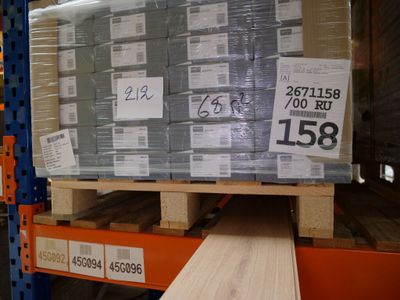 une palette chargée de nombreux cartons dans un entrepôt