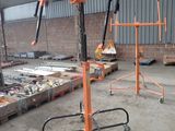 une grue installée au milieu d'un immeuble