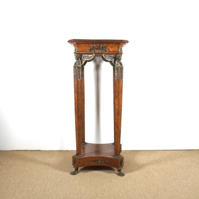 une vieille table en bois surmontée d'une étagère