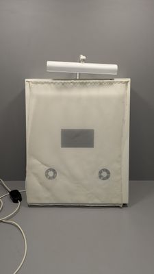 une image représentant une boîte blanche surmontée d'une lampe
