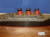 une petite maquette de bateau posée sur une table