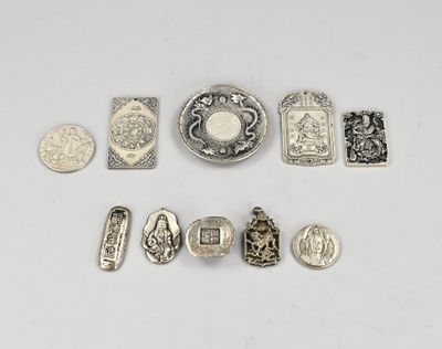 plusieurs objets métalliques argentés, dont une pièce de monnaie, une pièce de monnaie et d'autres objets
