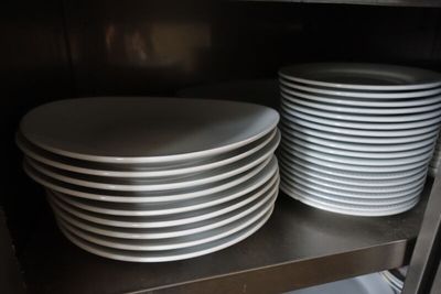 beaucoup d'assiettes sur une étagère dans une cuisine