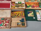 de nombreux jouets en bois dans une boîte posée sur une table