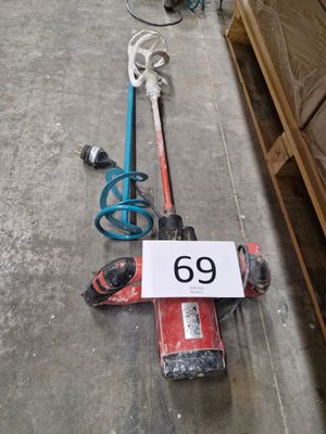 une pancarte sur laquelle est inscrit « 69 », posée sur le sol d'un entrepôt