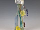un vase en verre avec une fleur à l'intérieur sur une table