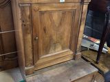 un petit meuble en bois posé sur une table