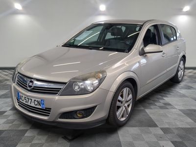 une photo d'une Opel argentée garée dans un garage