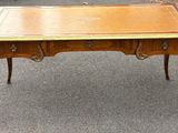un bureau ancien avec un plateau en bois et deux tiroirs