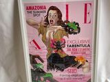 une photo encadrée en blanc représentant une femme en couverture d'un magazine