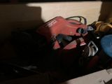 une boîte pleine d'outils posée sur le sol