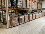 un grand entrepôt rempli de boîtes et de palettes