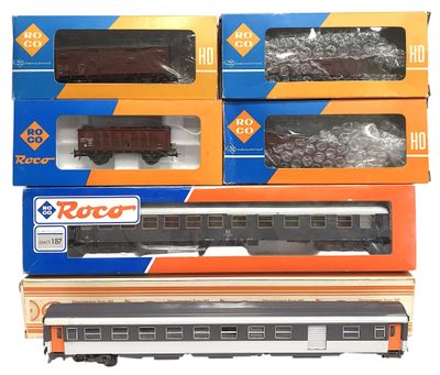 Plusieurs boîtes de petits trains sont empilées les unes sur les autres