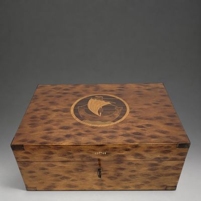 une image représentant une boîte en bois sur laquelle est représenté un oiseau