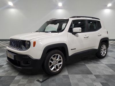 La Jeep Renegade blanche est garée dans une salle blanche