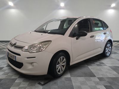 la voiture blanche est garée dans le garage sur le sol en damier