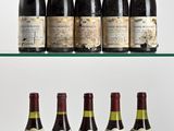 Plusieurs bouteilles de vin sont alignées sur une étagère en verre