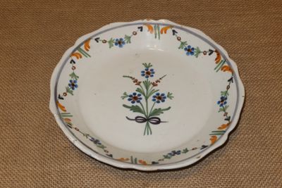 une assiette avec un motif floral sur une table