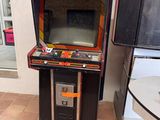 une petite console de jeux vidéo posée dans une pièce
