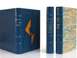 Deux livres sont posés l'un à côté de l'autre sur une surface blanche