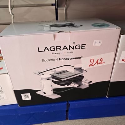 une valise posée sur une étagère dans un magasin