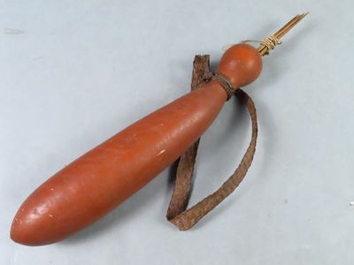 une carotte attachée à un bâton en bois