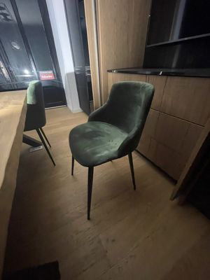 deux chaises vertes placées devant un bureau dans une pièce