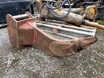 une grosse machine posée au sol