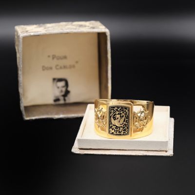 gros plan d'une bague dans une boîte sur une table