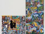 des tableaux accrochés à un mur blanc, sur lequel est assis un chat noir