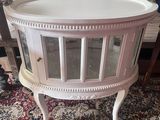 une table blanche surmontée d'une porte vitrée