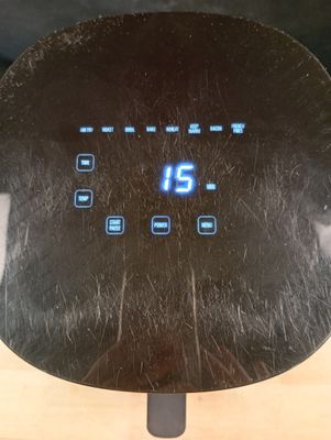une horloge posée sur une table en bois