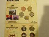 une photo d'une table sur laquelle sont disposées de nombreuses pièces de monnaie