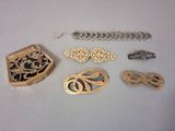 de nombreux bijoux différents posés sur la table