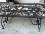 une table noire ornée d'un motif floral