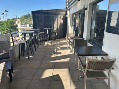 les tables et les chaises de la terrasse d'un restaurant