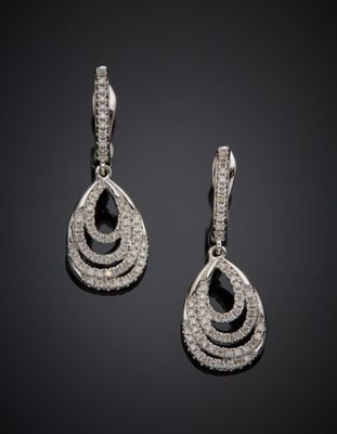 Paire de PENDANTS d'OREILLES "gouttes" en or gris (750°/°°) …