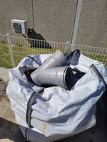 Petit stock de conduites et raccords pvc contenus dans : (photo 2)