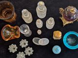 beaucoup d'objets en verre qui se trouvent sur la table