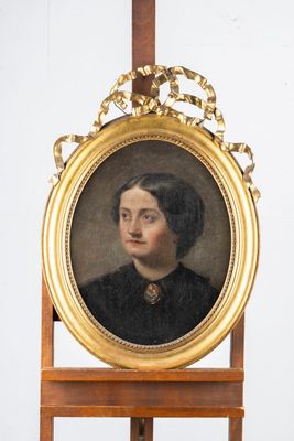 portrait d'une femme en robe noire dans un cadre doré