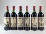 six bouteilles de vin sont alignées dans une rangée