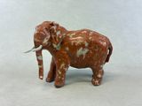 statue d'éléphant avec défenses sur fond blanc