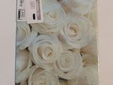 une boîte contenant un bouquet de roses blanches