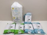 cinq paquets de papier toilette et un paquet de papier toilette