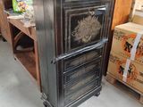 une armoire noire qui se trouve au milieu d'une pièce